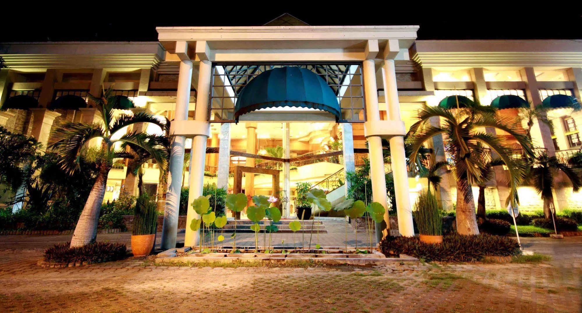 Bentani Hotel & Residence Cirebon Esterno foto